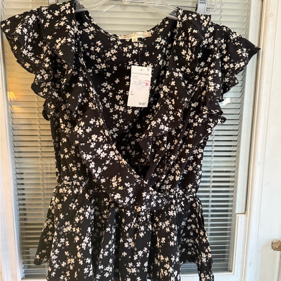 Nordstrom See The Shade Black and White Floral Ruffle Blouse Vneck Ruffles New - Picture 1 of 6